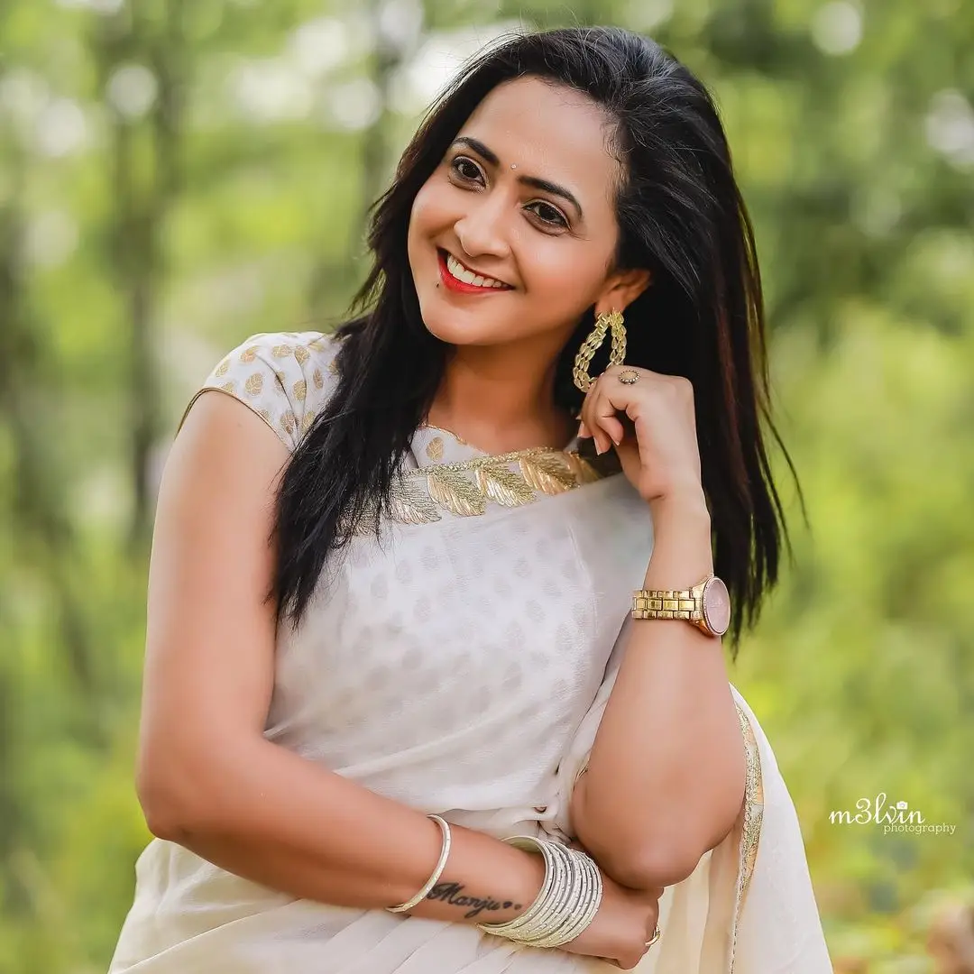 Tamil Girl Lasya Manjunath Wearing White Saree Sleeveless Blouse